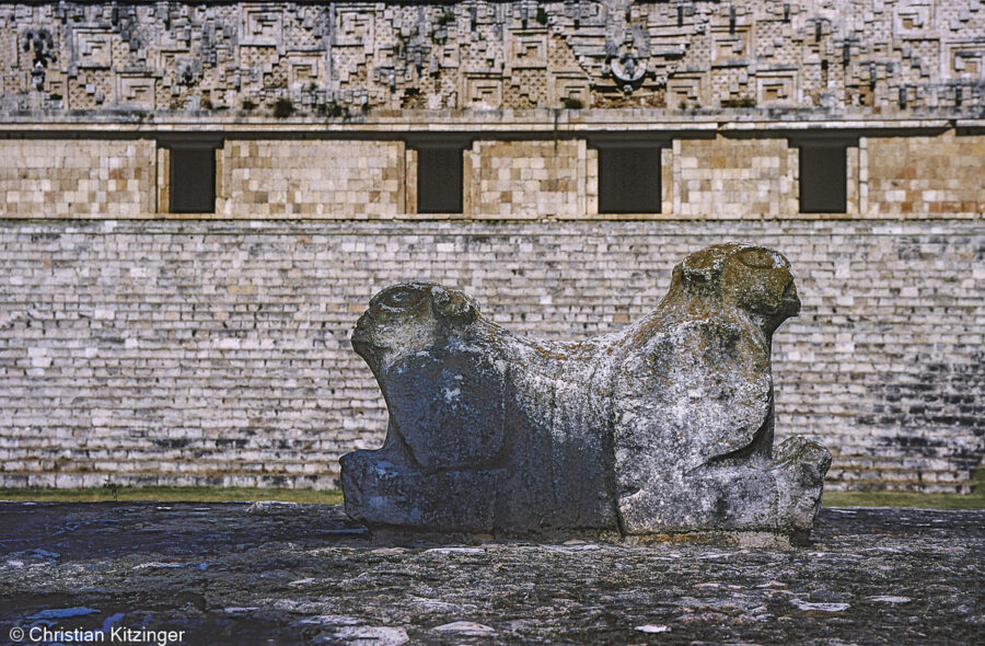 Le trône du jaguar devant Palais du Gouverneur - Uxmal Le trône du jaguar Palais du Gouverneur Uxmal