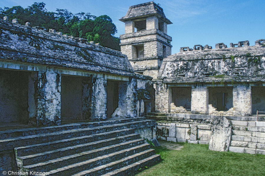 Torre del observatorio del palacio Ruinas mayas - Palenque Torre del observatorio del palacio Ruinas mayas de Palenque